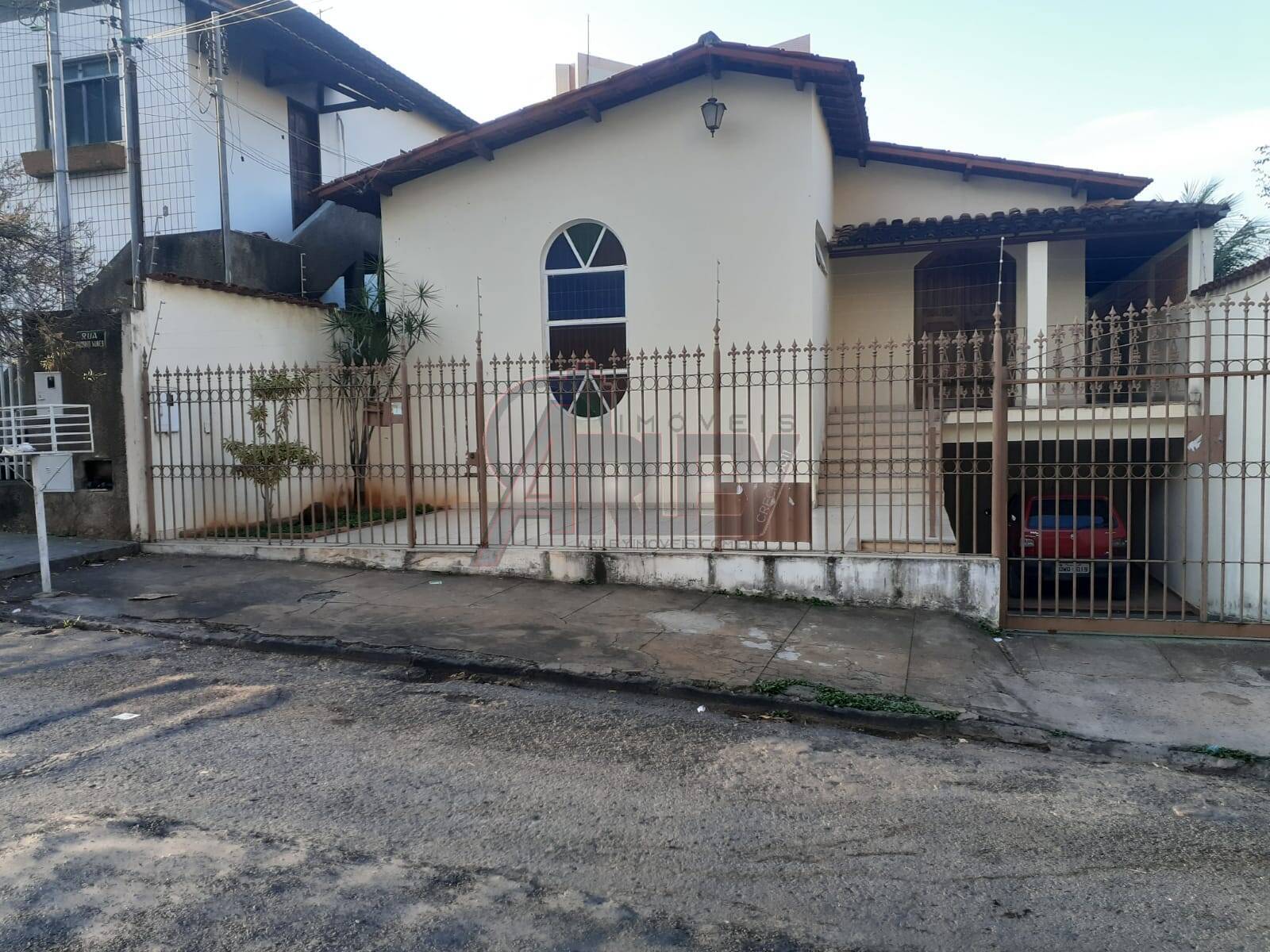 Casa à venda com 5 quartos, 300m² - Foto 1