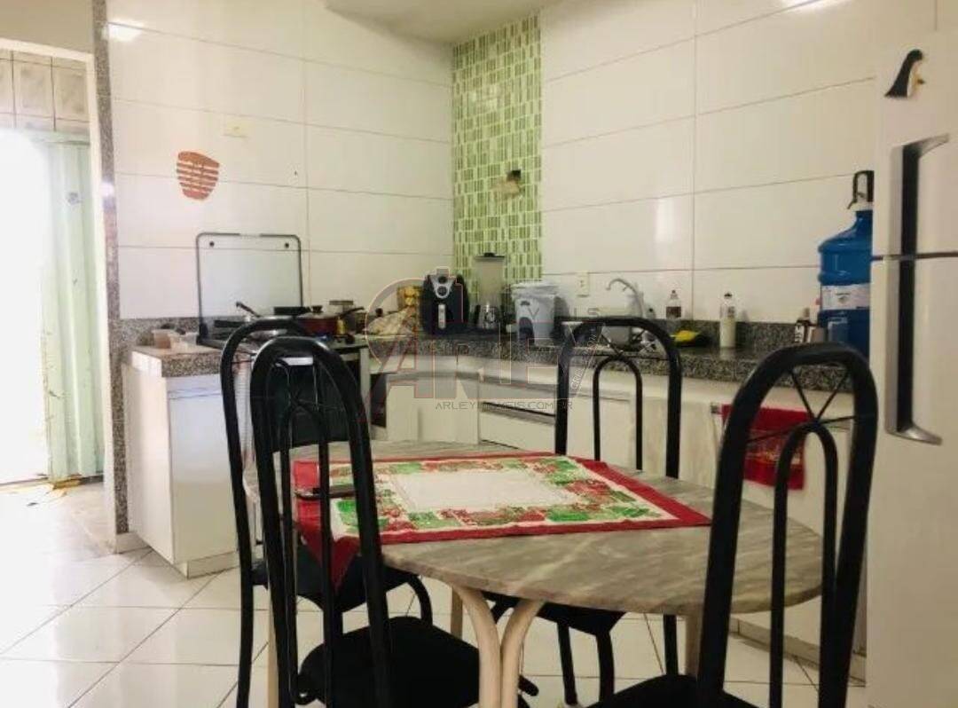 Casa à venda com 3 quartos, 120m² - Foto 1