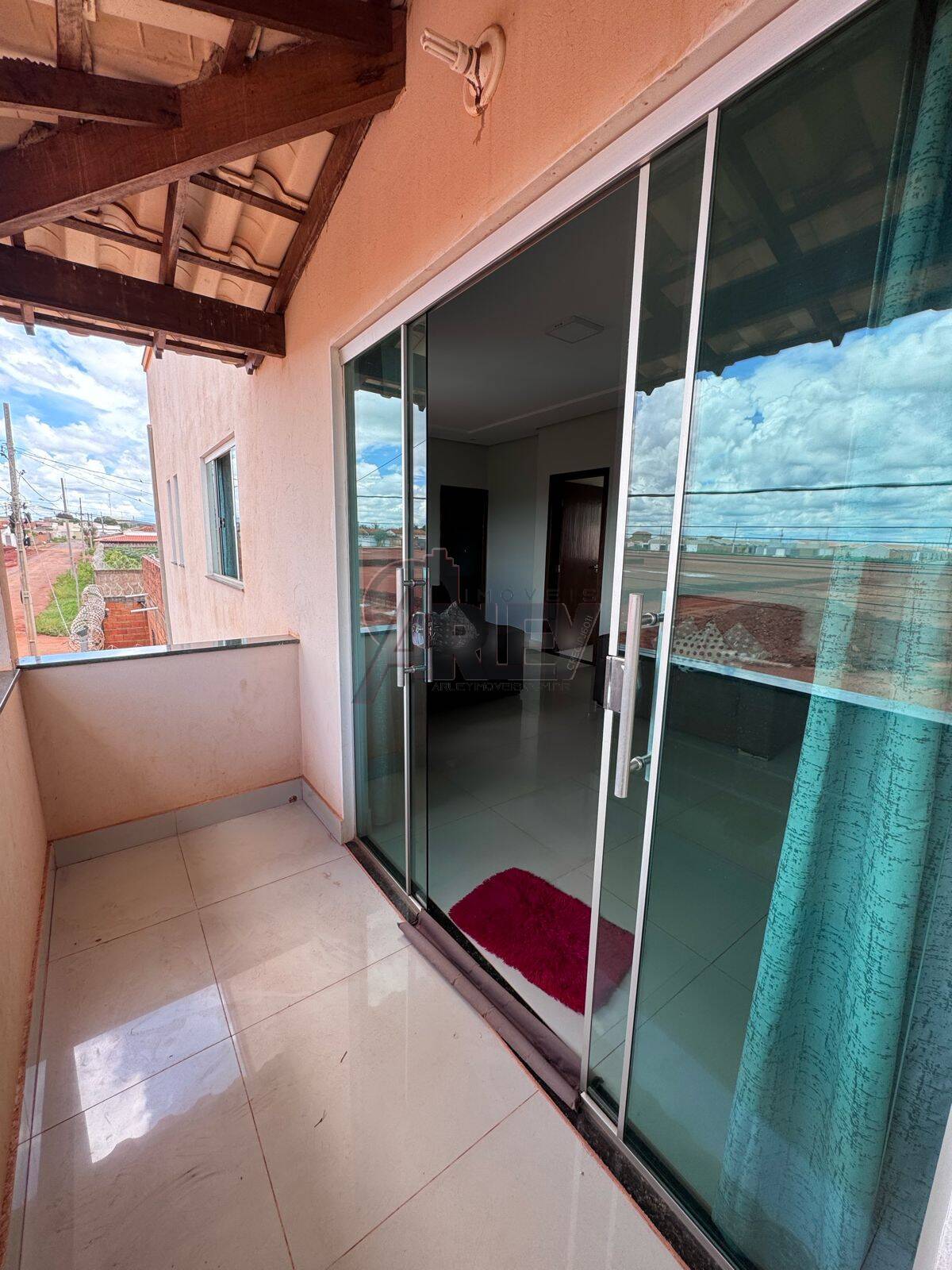 Casa à venda com 3 quartos, 160m² - Foto 1