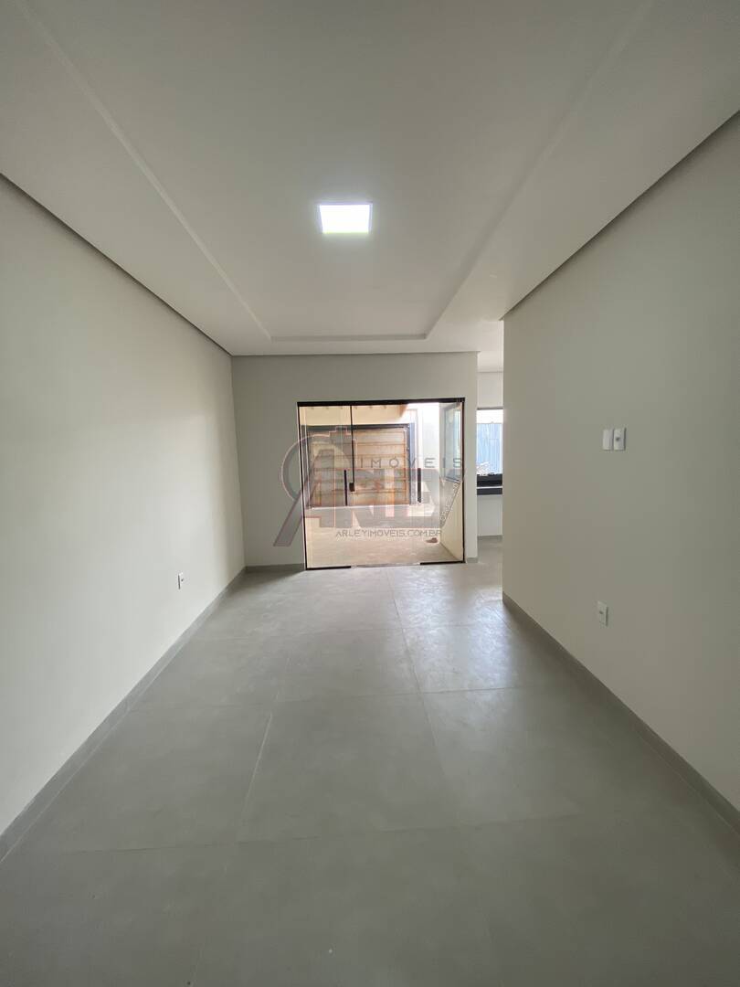 Casa à venda com 3 quartos, 65m² - Foto 2