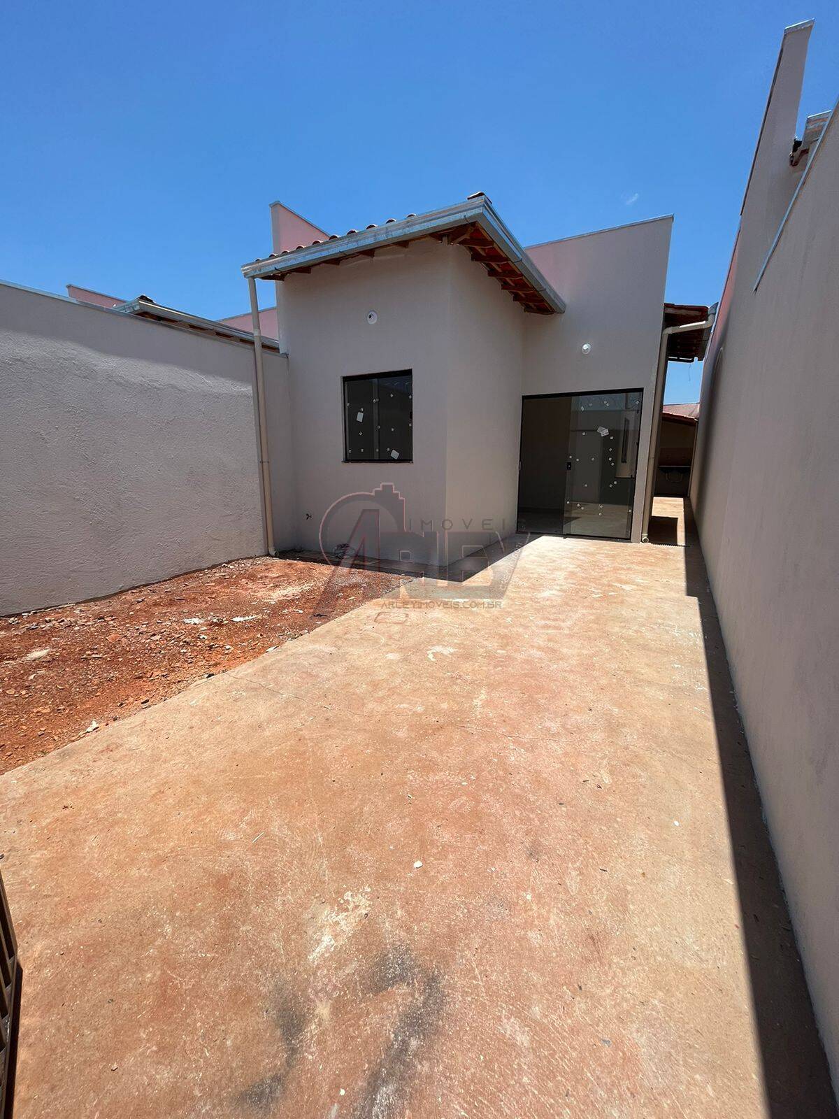 Casa à venda com 2 quartos, 100m² - Foto 1