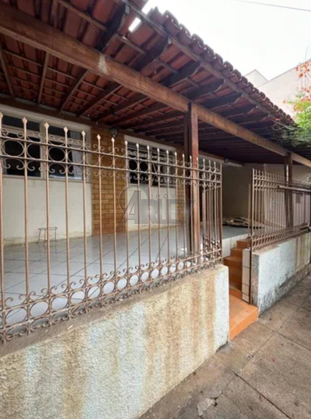 Casa à venda com 4 quartos, 150m² - Foto 1