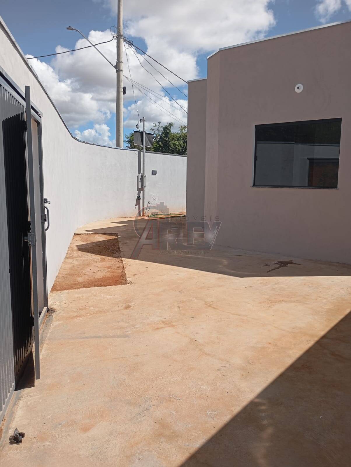 Casa à venda com 2 quartos, 107m² - Foto 1