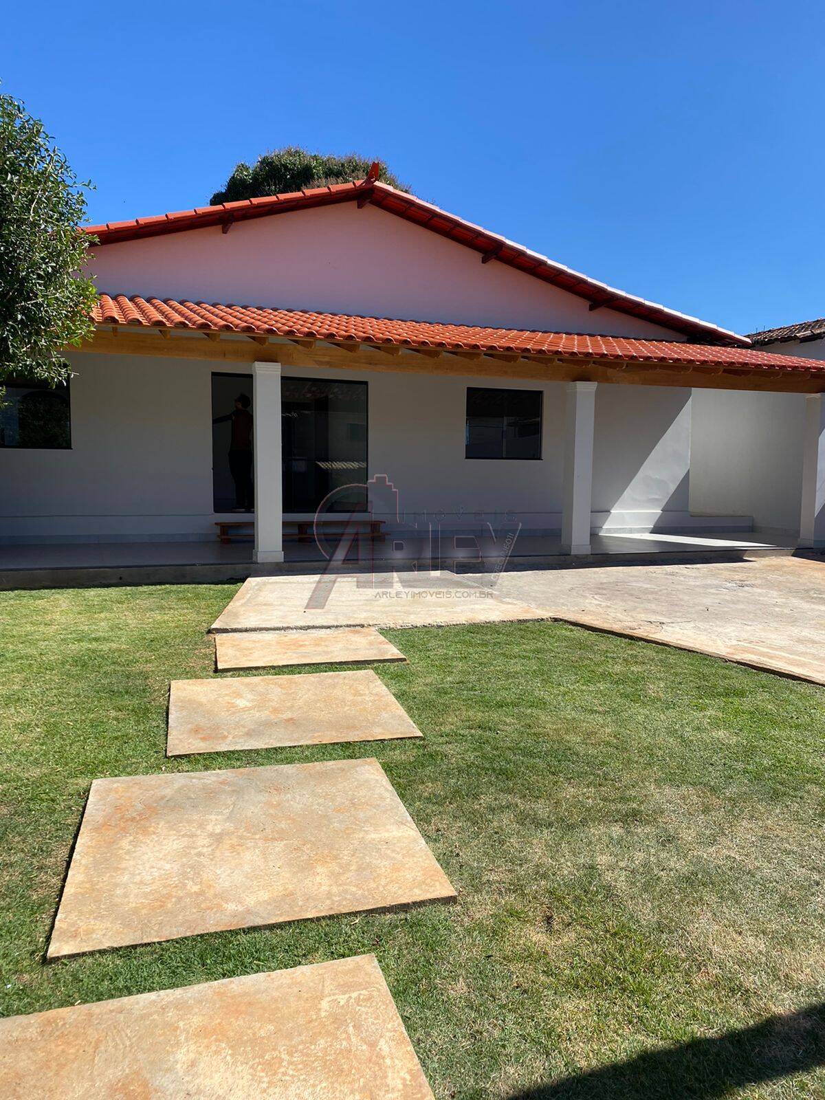 Casa à venda com 3 quartos, 220m² - Foto 2