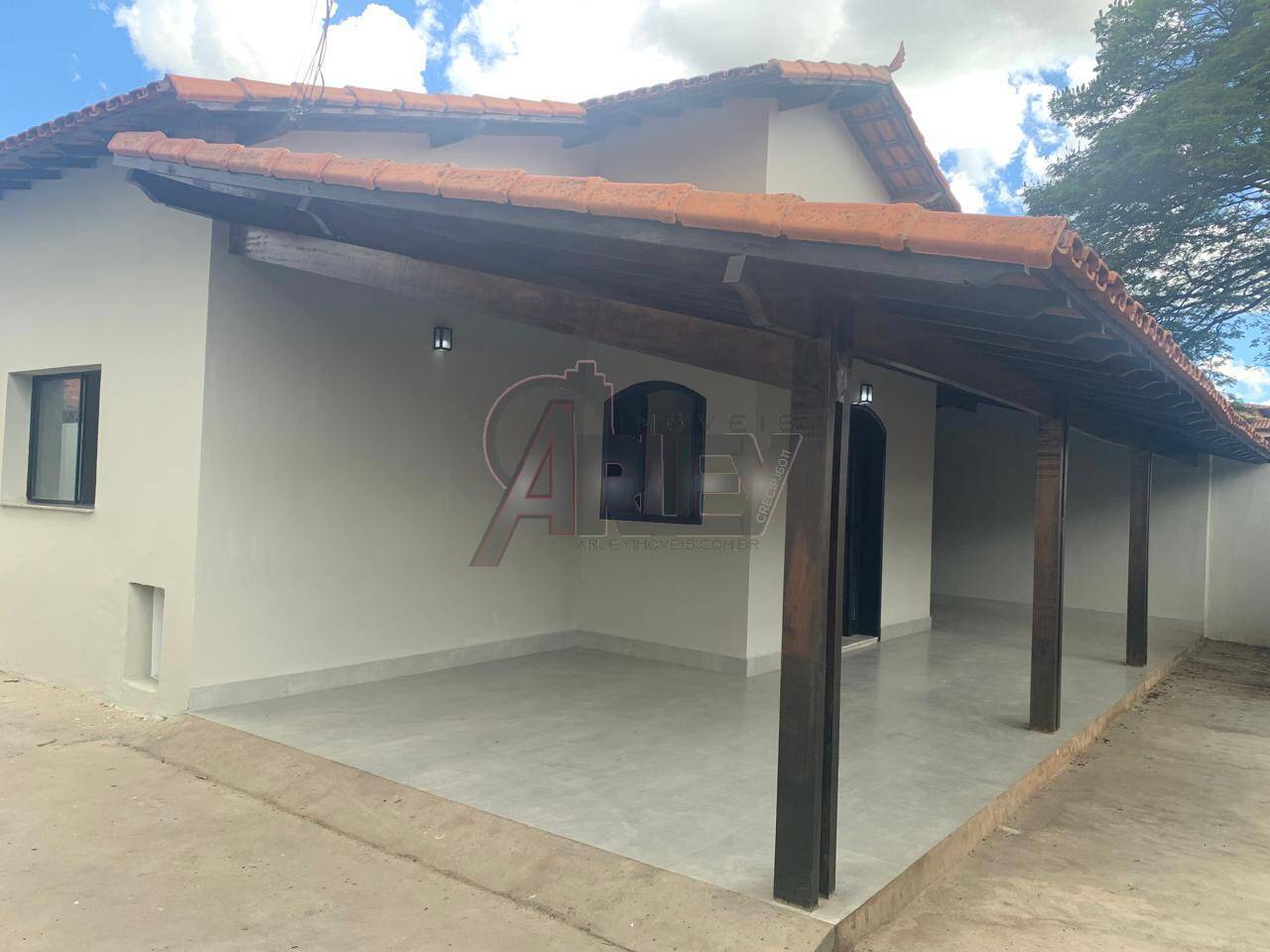 Casa à venda com 3 quartos, 250m² - Foto 1