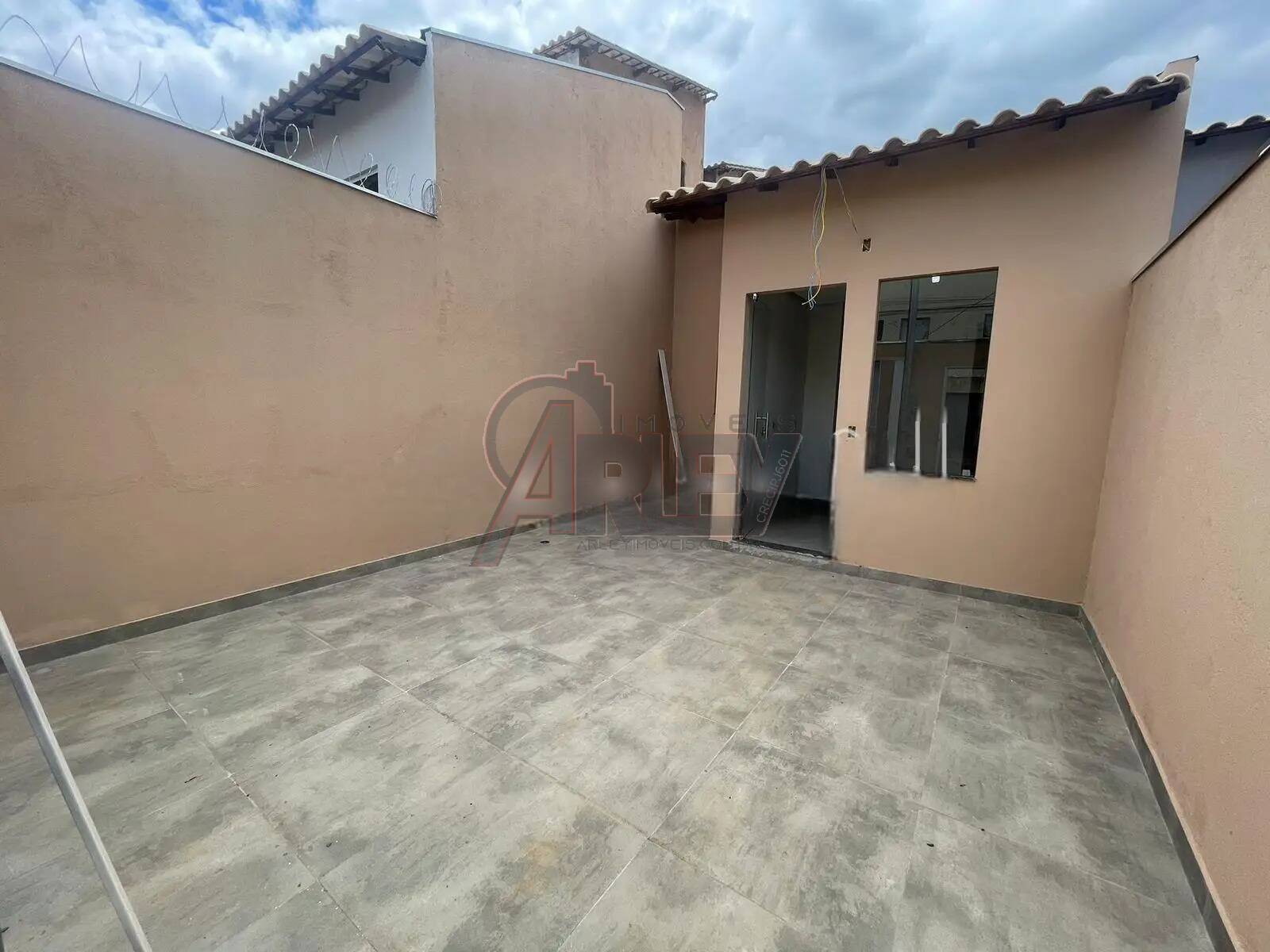 Casa à venda com 2 quartos, 50m² - Foto 1