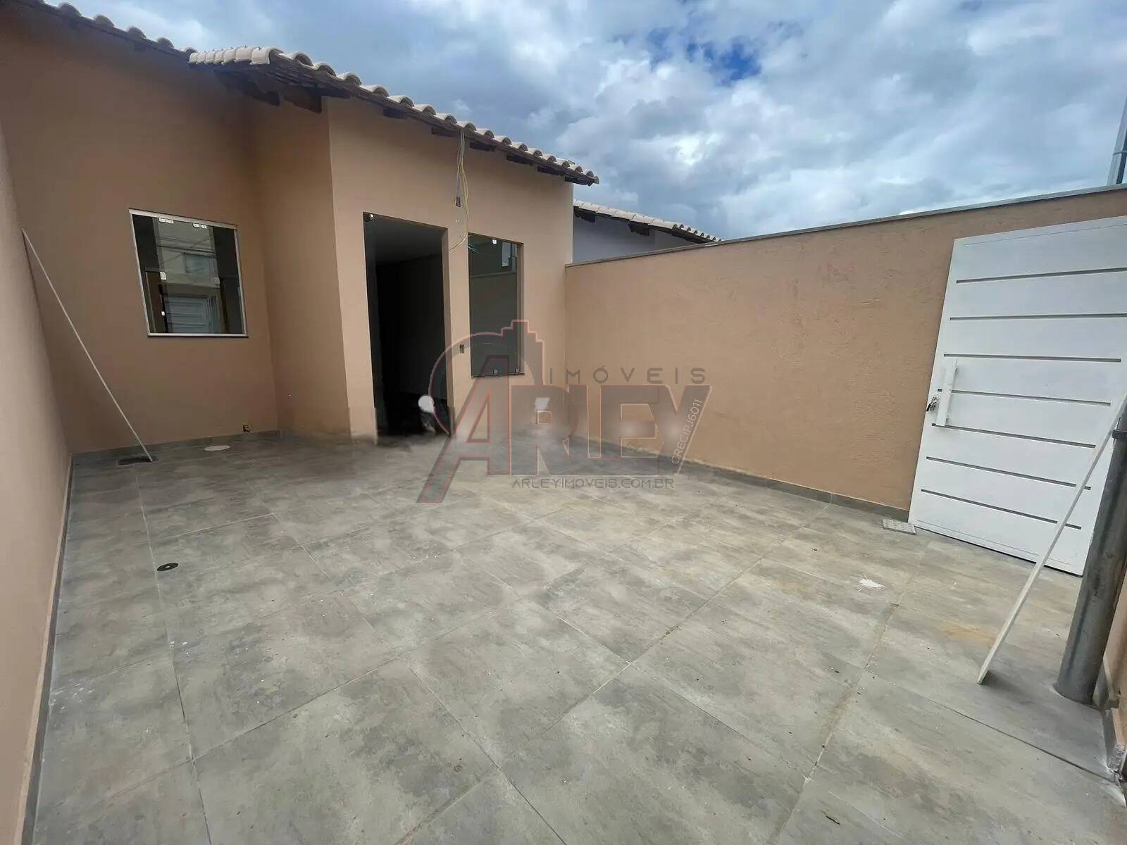 Casa à venda com 2 quartos, 50m² - Foto 2