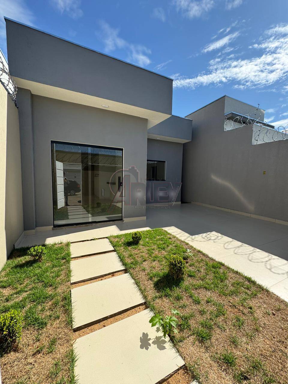 Casa à venda com 3 quartos, 64m² - Foto 1