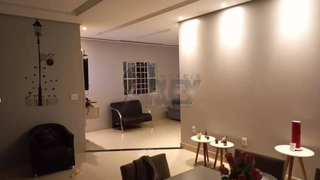 Casa à venda com 4 quartos, 220m² - Foto 2