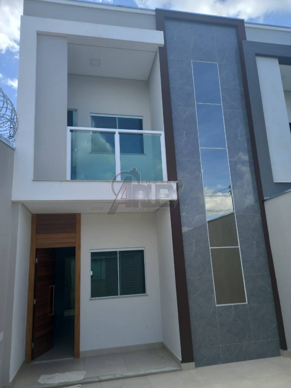 Casa à venda com 4 quartos, 140m² - Foto 1