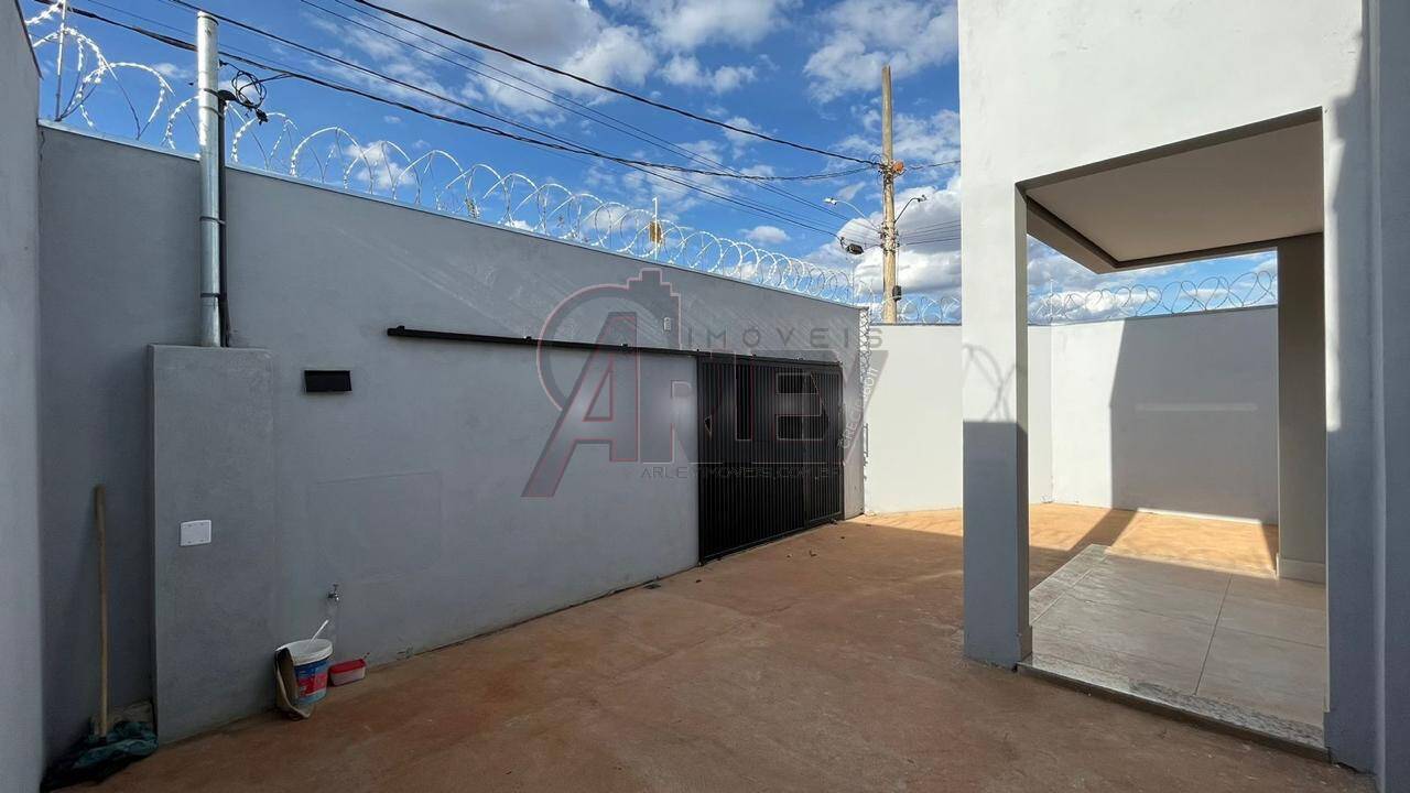 Casa à venda com 3 quartos, 100m² - Foto 2