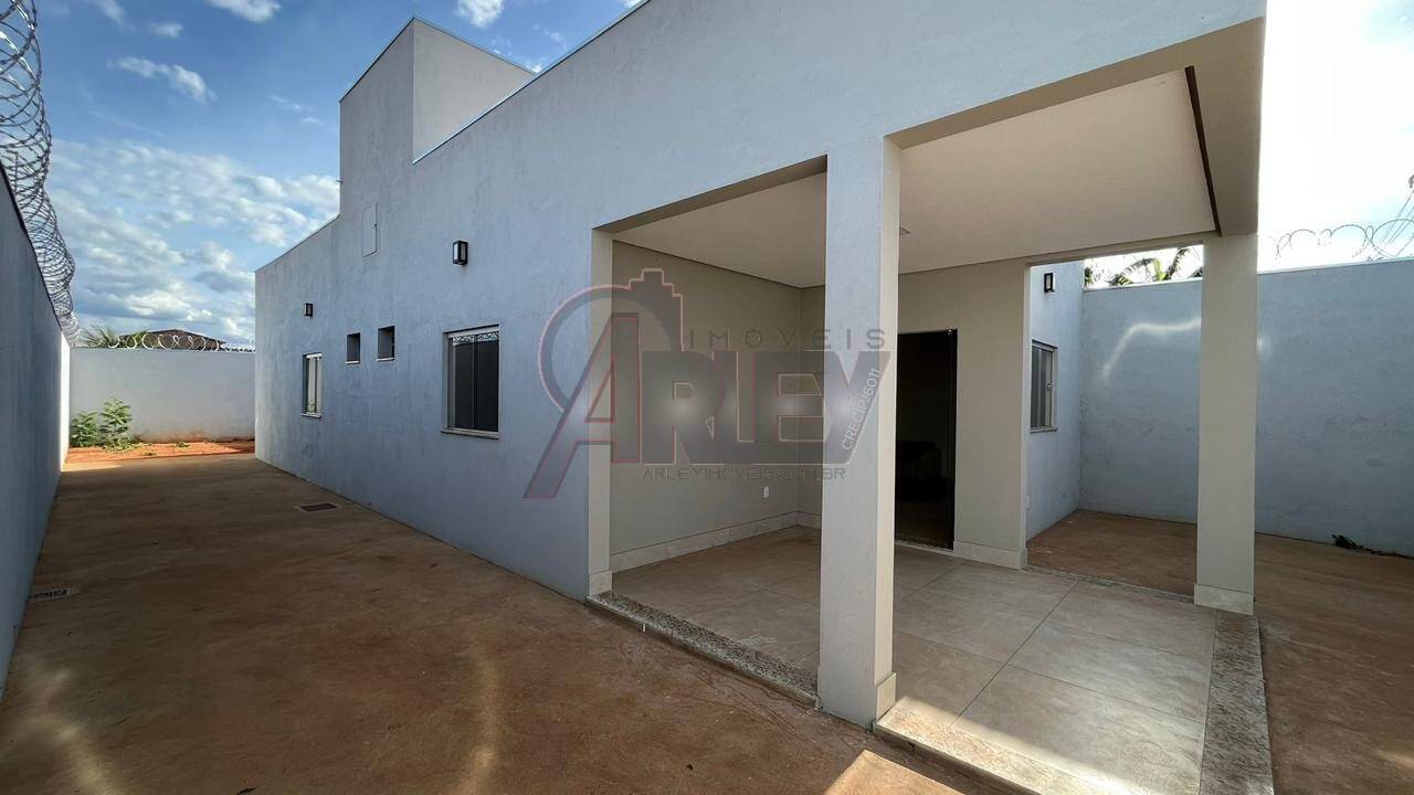 Casa à venda com 3 quartos, 100m² - Foto 1